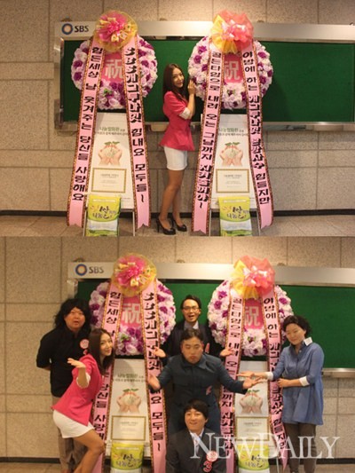 ▲ 시사풍자 코너 '짝'에 출연 중인 개그맨 신동수, 임준혁, 정민규, 안정빈, 개그우먼 최은희, 최소연이 쌀화환 앞에서 포즈를 취하고 있다 ⓒ 정상윤