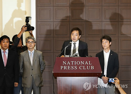 ▲ 지난 6일 금태섭 변호사의 폭로 기자회견 장면에 송호창 민주통합당 의원(오른쪽)이 참석했다. ⓒ 연합뉴스