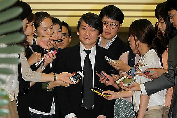 ▲ 대선행보에 나선 안철수 서울대 융합과학기술대학원장이 기자들의 질문을 받는 모습 ⓒ연합뉴스