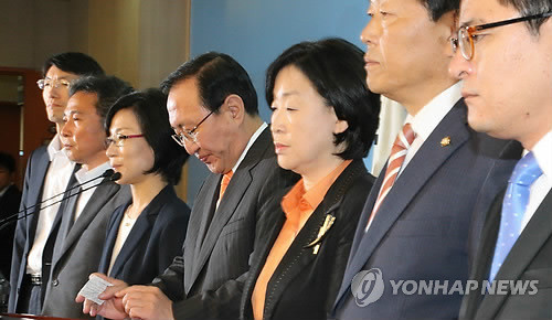 ▲ 통합진보당 심상정-노회찬-강동원 의원이 13일 국회 정론관에서 서기호-정진후-김제남 박원석 등 제명 의원들과 함께 탈당기자회견을 하고 있다. ⓒ연합뉴스