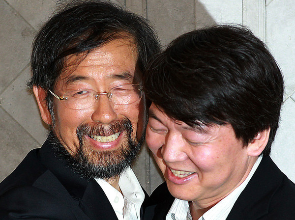 ▲ 지난해 10월 서울시장 보궐선거에 앞서 전격 회동한 안철수 원장과 박원순 당시 희망제작소 상임이사의 포옹장면.ⓒ 연합뉴스