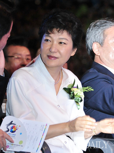 ▲ 새누리당 박근혜 대통령 후보가 '인혁당 발언' 논란을 계기로 국민대통합 행보에 차질을 빚고 있다. ⓒ 뉴데일리