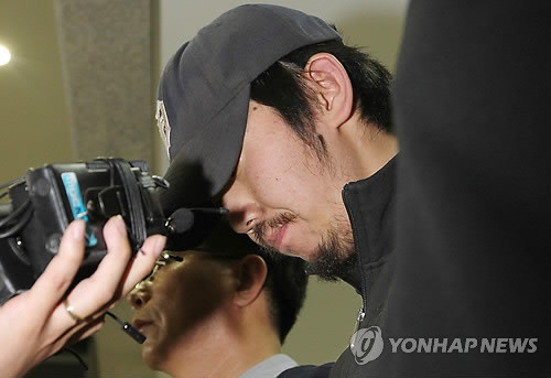 ▲ 울산에서 자매를 무참하게 살해한 혐의로 경찰 수배를 받고 있는 김홍일(27)씨가 13일 오후 5시40분께 기장군 일광면 용천리의 한 마을에서 경찰에 붙잡혔다. ⓒ연합뉴스