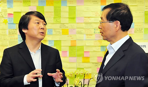 ▲ 안철수 서울대 융합과학기술대학원장이 13일 서울시청을 방문, 박원순 시장과 이야기를 나누고 있다. 2012.9.13 ⓒ 연합뉴스