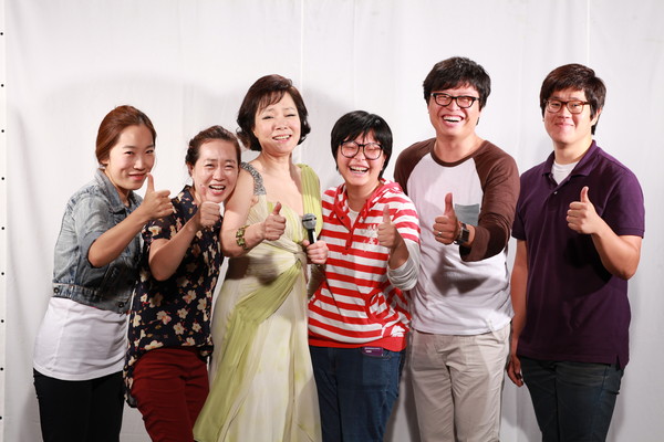 ▲ ‘리사이틀 인생쇼’의 진행자 김상희와 스테프ⓒKTV제공