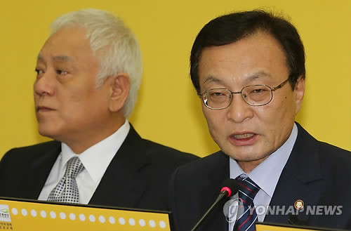 ▲ 14일 민주통합당 확대간부회의에서 이해찬 대표가 새누리당을 비판하자 김한길 최고위원이 고개를 돌리고 있다. ⓒ연합뉴스