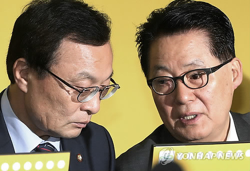 ▲ 민주통합당 이해찬 대표와 박지원 원내대표가 14일 오전 국회에서 열린 최고위원회의에서 조용히 대화를 하고 있다. ⓒ연합뉴스