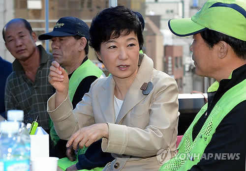 ▲ 새누리당 박근혜 대선 후보가 14일 오후 서울 중구 필동의 환경미화원 휴게실을 방문해 간담회를 하고 있다. ⓒ 연합뉴스
