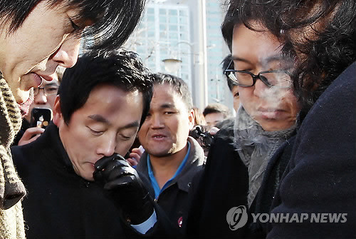 ▲ BK 허위사실 유포 혐의 등으로 기소된 정봉주 전 민주당 의원에게 징역 1년의 실형이 확정된 날,  정봉주 전 의원(왼쪽 두번째)이 선고 후 '나 꼼수'멤배들과 침통한 표정으로 서 있다. 2011.12.22 ⓒ 연합뉴스