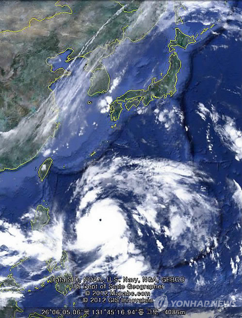 ▲ 제16호 태풍 산바(SANBA)가 세력을 키우며 한반도로 다가서고 있다. 기상청은 우리나라가 영향권에 들 예정인 16일 오후에는 중심기압 935hPa, 최대풍속 초속 48ｍ의 '매우 강한' 태풍으로 발달할 것으로 전망했다. 사진은 14일 오전 구글 실시간 위성사진.ⓒ 구글/연합뉴스