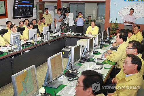▲ 제16호 태풍 산바가 한반도를 향해 북상하는 가운데 14일 제주도가 소방방재본부 재해상황실에서 긴급 대책회의를 열고 있다.ⓒ 연합뉴스
