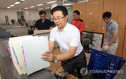 ▲ 15일 정부세종청사에 입주한 국무총리실 직원들이 전날 서울에서 세종시로 옮겨온 짐을 정리하고 있다. ⓒ연합뉴스