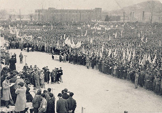 ▲ 1945년12월 미국과 소련이 모스크바 3상회의에서 5년간의 한반도 신탁통치를 결정, 미소공동위원회가 설치된다는 소식에 좌·우익을 망라한 대규모 반대운동이 전개됐다. 사진은 동대문에 있던 서울 운동장 집회 모습.