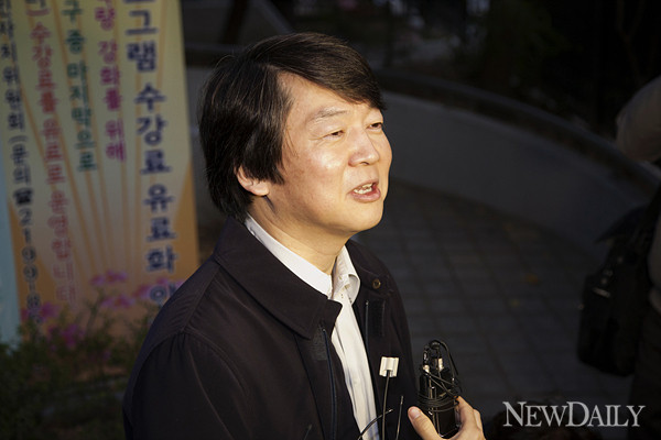 ▲ 안철수 서울대 융합과학기술대학원장은 16일 민주통합당 문재인 대선 경선후보가 경선 승리로 대선후보로 선출된데 대해 축하의 뜻을 전달했다. ⓒ 뉴데일리