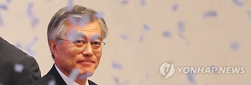 ▲ 문재인 민주통합당 대선 경선 후보가 16일 오후 경기도 고양시 고양실내체육관에서 열린 민주통합당 오픈프라이머리 서울에서 대선 후보로 확정된 뒤 지지자들을 바라보고 있다.2012.9.16 ⓒ 연합뉴스