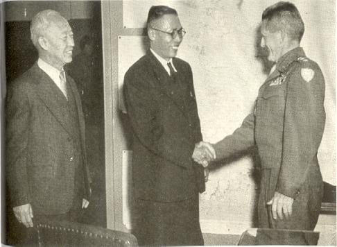 ▲ 중국에서 귀국한 김구 임정주석을 미군정 최고사령관 하지 중장에게 소개하는 이승만.(1945. 11월 말)