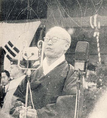 ▲ 해방 후 처음 맞이하는 3·1절 경축식(1946년)에서 축사하는 이승만.