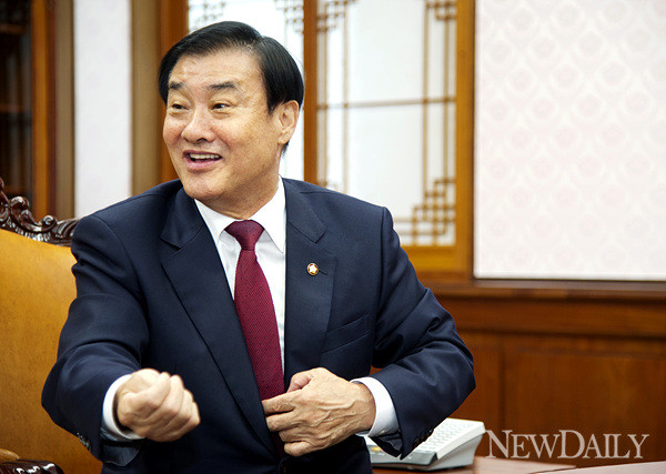 ▲ 강창희 국회의장이 뉴데일리 인보길 대표의 질문에 답변하고 있다. ⓒ양호상 기자