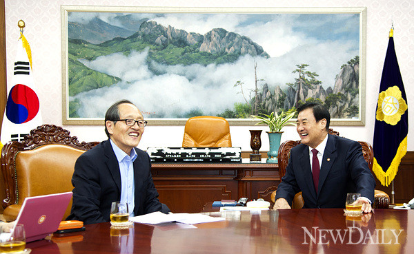 ▲ 강창희 국회의장이 뉴데일리 인보길 대표의 질문에 답변하고 있다. ⓒ양호상 기자