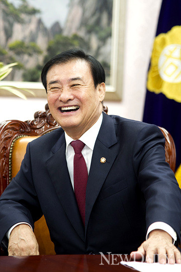 ▲ 강창희 국회의장이 충청권 의장 선출과 관련해 밝은 표정으로 답변하고 있다. ⓒ양호상 기자