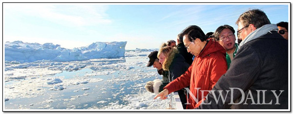 ▲ 북극권 국가를 방문한 이명박 대통령이 녹아내리는 빙하를 바라보고 있다. ⓒ 뉴데일리