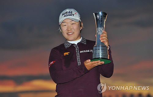 ▲ 브리티시여자오픈에서 우승한 신지애가 16일(현지시각) 트로피를 들고있다. (AFP=연합뉴스)