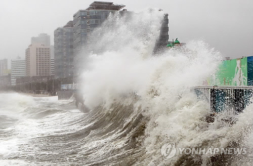 ▲ 부산 해운대를 덮친 '산바'의 위력. 16호 태풍 산바가 몰고 온 집채만한 파도가 17일 부산 해운대해수욕장 미포해안도로를 덮치고 있다.ⓒ 연합뉴스