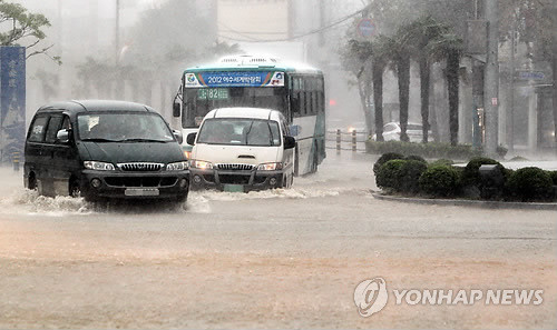 ▲ 전남 여수시의 주요 도로가 침수돼 차량들이 조심스럽게 운행하고 있다.ⓒ 사진 연합뉴스