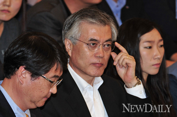 ▲ 민주통합당 문재인 대선후보가 광주-전남 경선에서 1위로 확정된 후 취재진의 질문을 받으며 활짝 웃고 있다. ⓒ연합뉴스