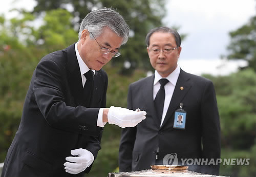 ▲ 민주통합당 문재인 대선 후보가 17일 오전 동작동 국립서울현충원을 참배하고 있다. 2012.9.17 ⓒ 연합뉴스