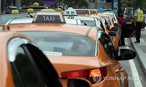 ▲ 서울역 인근에 길게 늘어선 택시 행렬(자료사진).ⓒ 연합뉴스