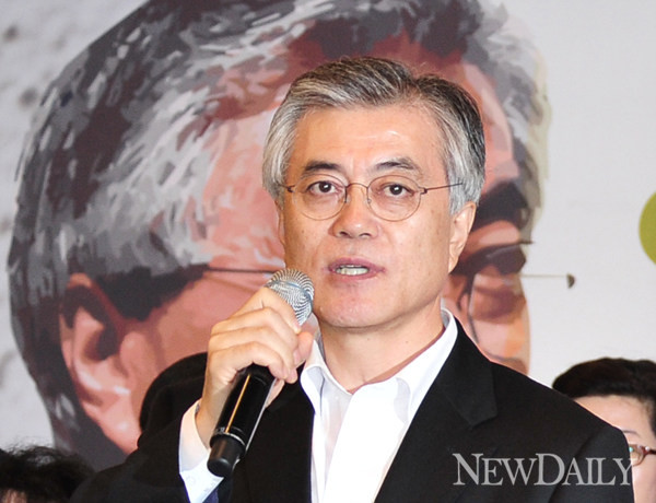 ▲ 민주통합당 문재인 대통령 후보(사진)가 지난 16일 경선승리로 새누리당 박근혜 후보, 안철수 서울대융합과학기술대학원장을 압박하고 있다. ⓒ 정상윤 기자