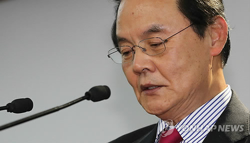 ▲ 홍사덕 전 의원이 17일 오후 여의도 당사에서 4ㆍ11 총선 직전 수천만원의 불법 정치자금을 수수한 혐의로 선관위로부터 고발당한 것과 관련해 심각한 표정으로 기자회견을 하고 있다.ⓒ연합뉴스