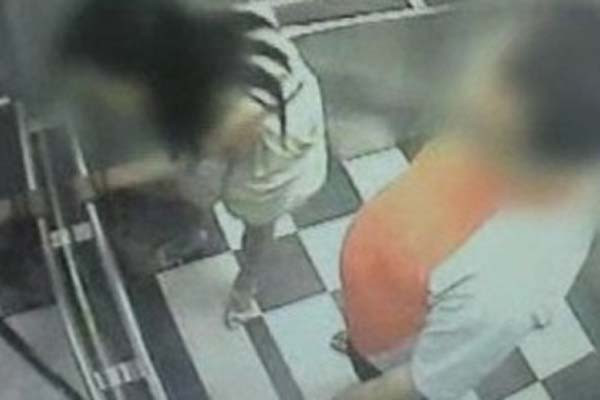 ▲ 장 씨가 구인광고를 보고 찾아온 20대 여성에게 마약성분의 수면제를 먹인 뒤 자신의 오피스텔로 유인하는 모습을 찍은 CCTV. 오른쪽 배나온 사람이 장 씨다.