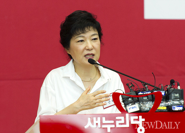 ▲ 새누리당 박근혜 대통령 후보는 18일 자신의 측근인 홍사덕 전 의원이 불법 정치자금 수수 혐의로 검찰 수사를 받게 된 것과 관련해 "조속하게 진실이 밝혀졌으면 좋겠다"고 말했다 ⓒ 뉴데일리