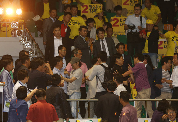 ▲ 지난 9일 민주통합당 경선에서 친노-비노 측 지지자들이 막말과 폭력을 휘두르고 있다. ⓒ연합뉴스