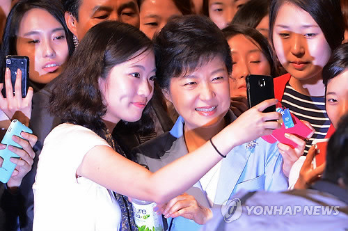 ▲ 새누리당 박근혜 대선 후보가 18일 오후 경기도 성남 가천대학교에서 `한국 사회에서 여성 지도자로 산다는 것'이라는 주제로 열린 특강을 마치고 나서 학생들과 기념촬영하고 있다. ⓒ 연합뉴스