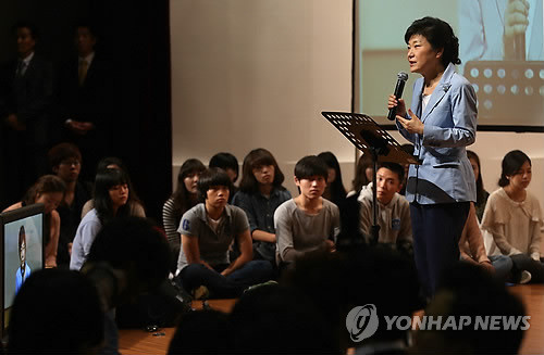 ▲ 새누리당 박근혜 대선 후보가 18일 오후 경기도 성남 가천대학교에서 `한국 사회에서 여성 지도자로 산다는 것'이라는 주제로 특강을 하고 있다.  ⓒ 연합뉴스