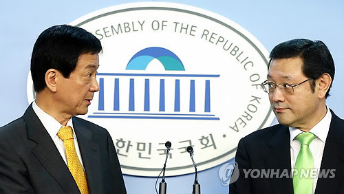 ▲ 새누리당 진영 정책위의장(왼쪽)과 민주통합당 이용섭 정책위의장이 18일 오후 국회 정론관에서 취등록세 관련 합의사항을 발표하기 전 대화를 나누고 있다. ⓒ연합뉴스