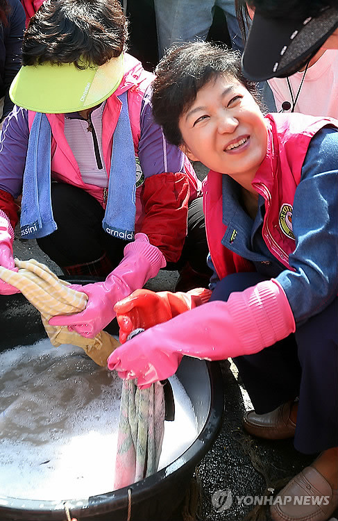 ▲ 새누리당 박근혜 대선 후보가 19일 오후 태풍 '산바' 피해를 입은 경남 사천시 곤양면 송전리 송정부락을 방문해 자원봉사자들과 함께 빨래를 하며 대화를 나누고 있다. ⓒ 연합뉴스