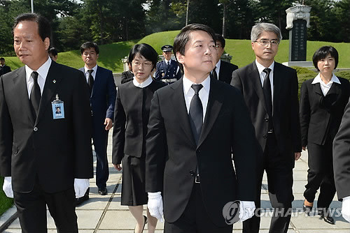 ▲ 무소속 안철수 대선 후보가 20일 오전 서울 동작동 국립현충원 이승만 전 대통령 묘역을 참배했다. 2012.9.20 ⓒ 연합뉴스