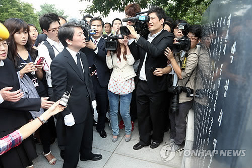 ▲ 안철수 후보가 박정희 전 대통령 묘역을 참배했다. 2012.9.20 ⓒ 연합뉴스