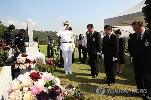 ▲ 안철수 후보가 박태준 포스코 명예회장 묘소를 참배하고 있다. 2012.9.20 ⓒ 연합뉴스
