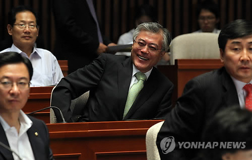 ▲ 민주통합당 문재인 의원이 2일 오전 국회 예결위 회의장에서 열린 의원총회에 참석해 동료 의원들과 인사하며 환하게 웃고 있다. ⓒ 연합뉴스