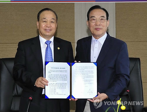 ▲ 병무청 김일생(왼쪽) 청장과 보은군 정상혁 군수가 20일 보은군청에서 공익근무요원교육원 건립사업의 성공적 추진을 담보하기 위한 `공익근무요원교육원 건립 실시협약'을 체결하고 있다.ⓒ 연합뉴스