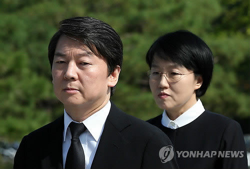 ▲ 안철수 대선 후보가 20일 오전 동작동 국립서울현충원을 참배하고 있다. 바로 뒤에 박선숙 전 민주통합당 의원이 함께 자리하고 있다. ⓒ연합뉴스