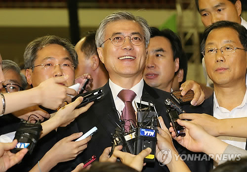 ▲ 민주통합당 문재인 대선 경선 후보가 광주-전남 경선에서 1위로 확정된 후 취재진의 질문을 받으며 활짝 웃고 있다. ⓒ연합뉴스