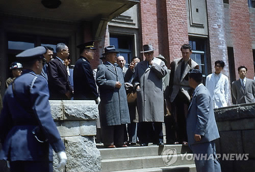 ▲ 시찰 나온 이승만 대통령. 6.25 전쟁 직후 영국인 의사 존 콘스(84)와 부인인 간호사 진 매리(84) 부부가 촬영한 컬러 슬라이드 필름.ⓒ 연합뉴스