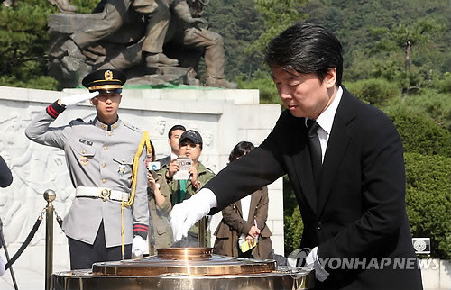 ▲ 무소속 안철수 대선 후보가 20일 오전 동작동 국립현충원을 참배하고있다. 2012.9.20 ⓒ 연합뉴스