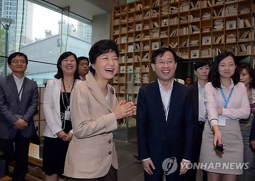 ▲ 새누리당 박근혜 대선후보가 20일 오후 경기도 성남시 분당구 정자동 네이버 본사를 방문, 김상훈 대표 등 직원들과 대화를 나누고 있다. ⓒ 연합뉴스